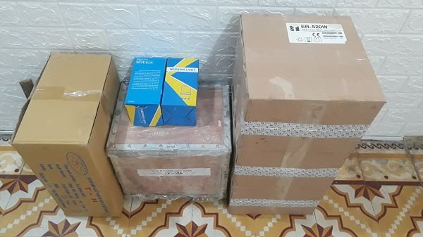 Hàng được đóng gói cẩn thận để gửi đi cho khách Hàng được đóng gói cẩn thận để gửi đi cho khách