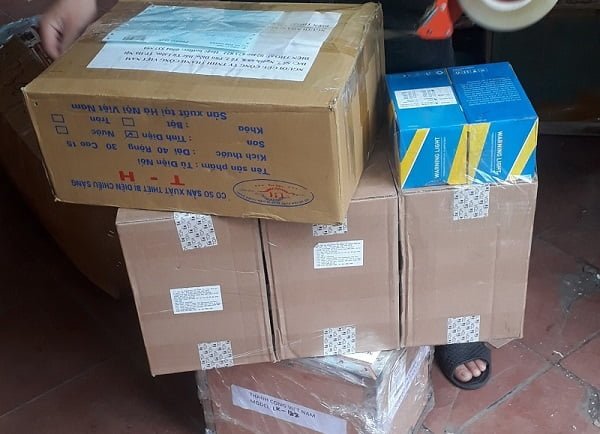 Hàng được nhân viên nhà xe dán tem cẩn thận Hàng được nhân viên nhà xe dán tem cẩn thận