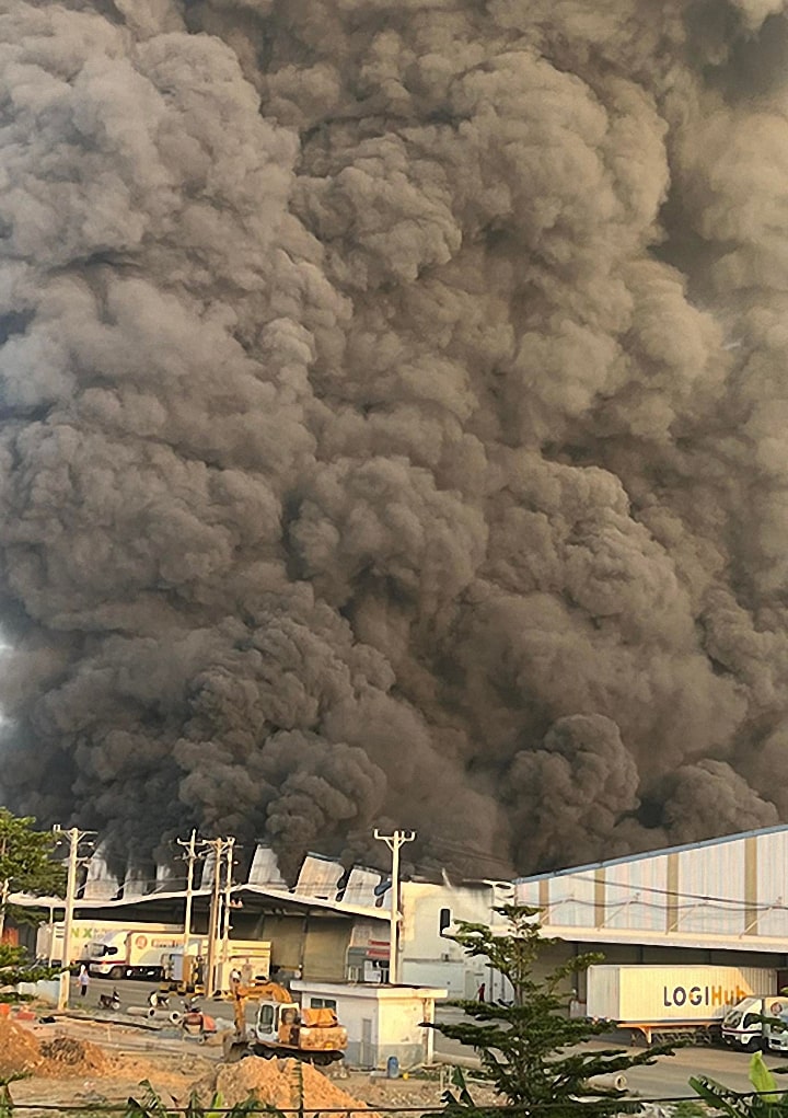 Cháy lớn ở KCN Sóng Thần Bình Dương