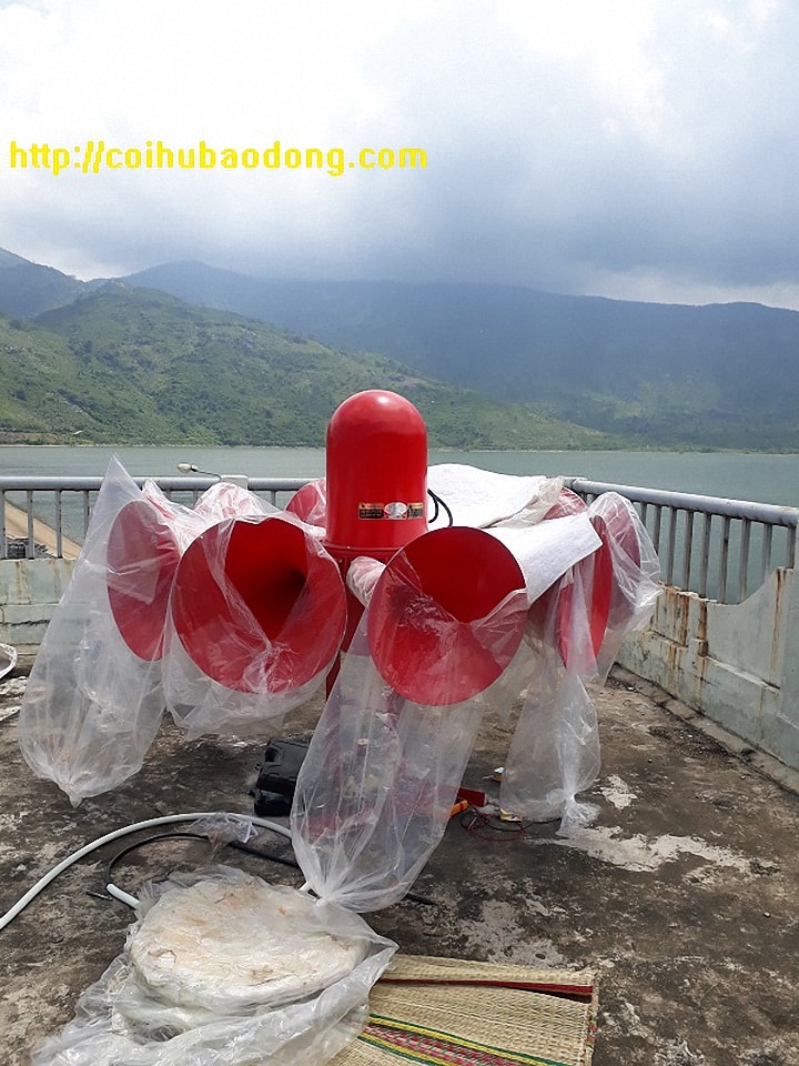 giai đoạn lắp ráp chiếc còi hú báo động cho hồ chứa nước Hoa Sơn