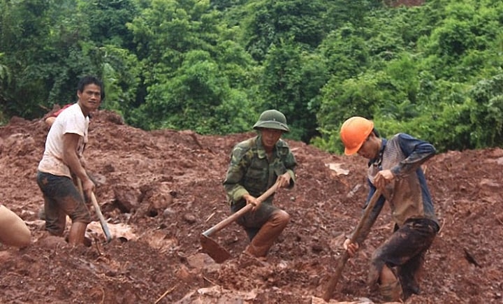 Lực lượng chức năng đang cuốc đất tìm kiếm những người mất tích trong đám bùn sau khi bị lũ quét và sạt lở đất (bản Nậm Há, xã Noong Hẻo, Lai Châu) (Ảnh: VTC News)