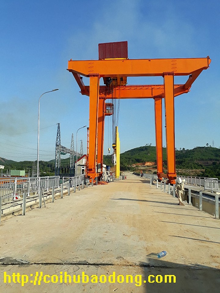 Cầu trục vận hành nhà máy thủy điện