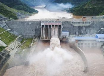 Thông báo bằng việc hú còi báo động cho dân biết mỗi khi thủy điện xả lũ