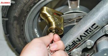 Giải đáp liệu khóa càng xe máy có an toàn không chi tiết nhất